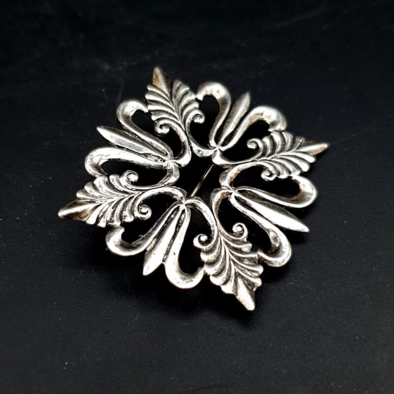 Vintage silver fleur-de-lis brooch with stylised decorative design